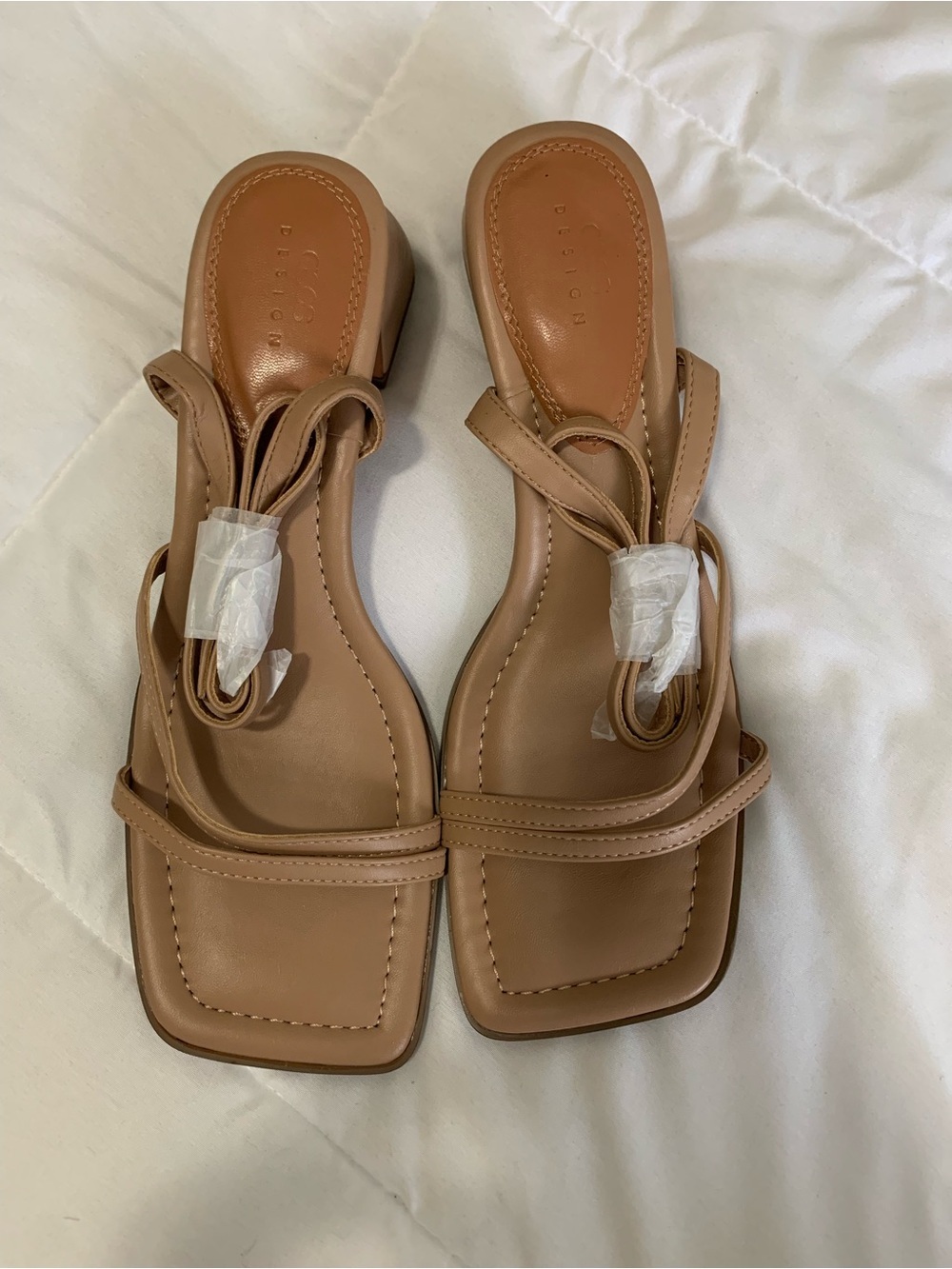 New Oisos Hampton toe thong block mid heeled sandals Size 10(colour- beige)